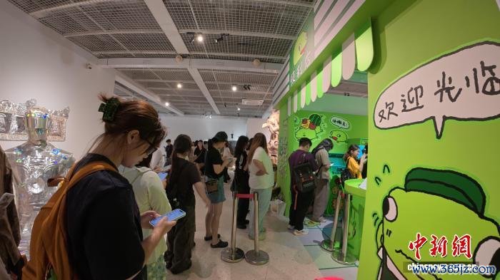 6月5日，旅客在“吉蛙便利店”门口列队不雅展。　林波 摄